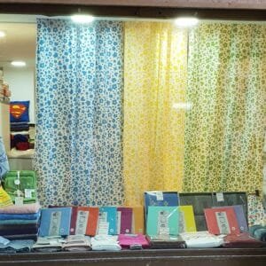 Cortinas coloridas con patrones florales